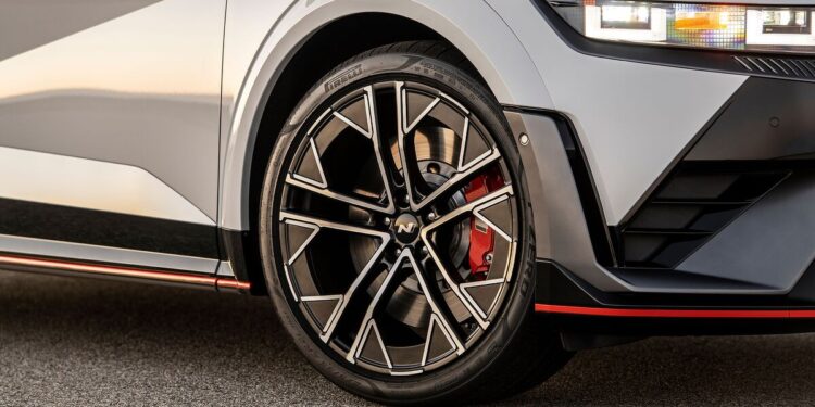 Driving Dystopia: Nightmare Brake Job Illustrates Problems With Modern Auto Maintenance